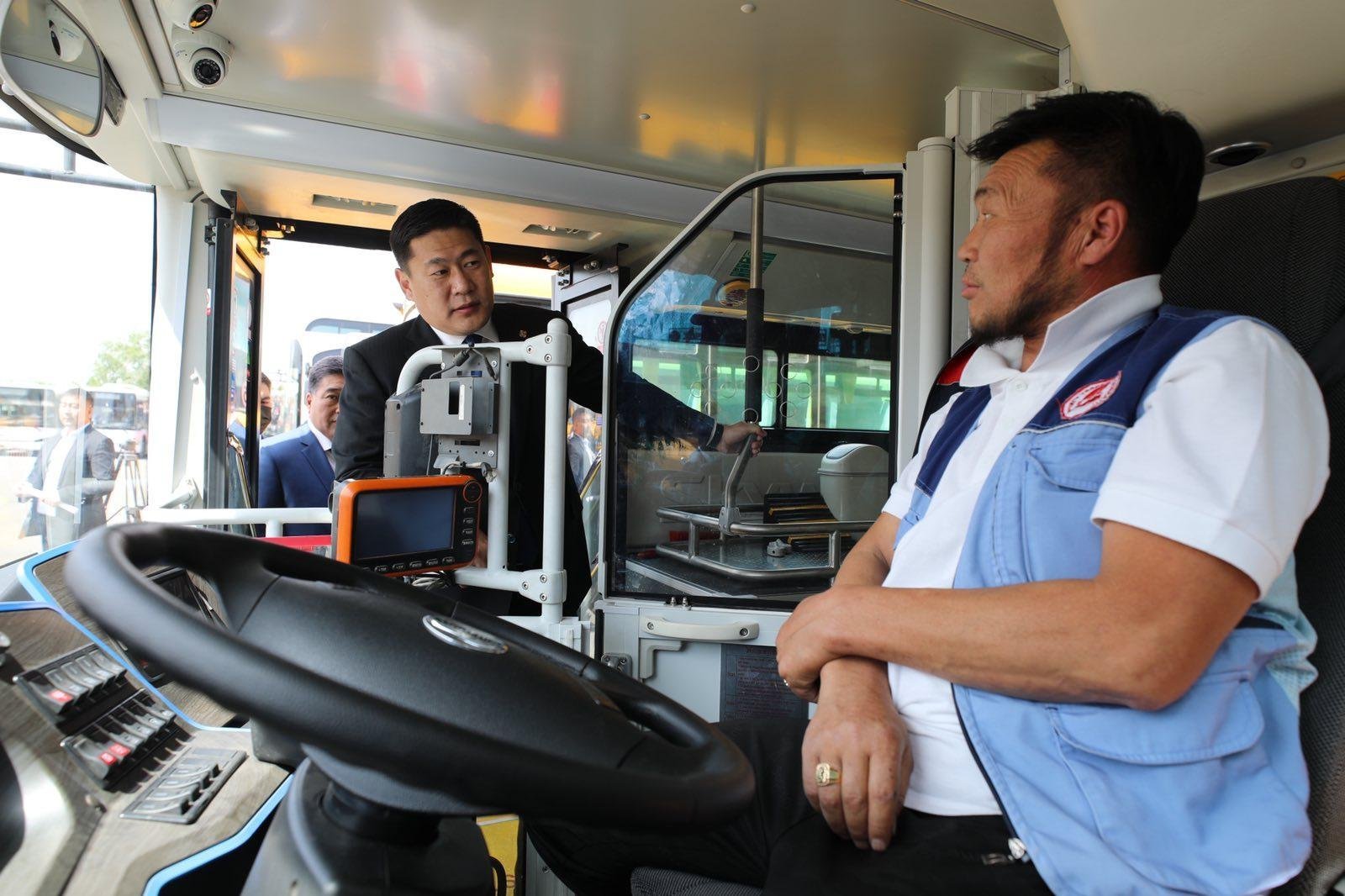 Ерөнхий сайд төрийн албан хаагчдыг автобусаар зорчихыг уриаллаа